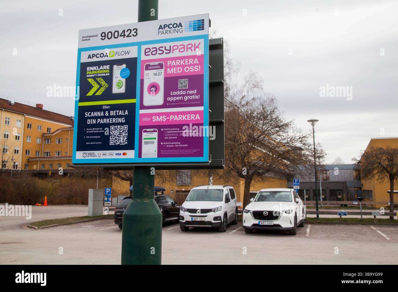 BEZAHLEN SIE DIE PARKKOSTEN über Ihr Mobiltelefon. Das Schild weist auf Unternehmen hin, die verbunden sind Stockfoto