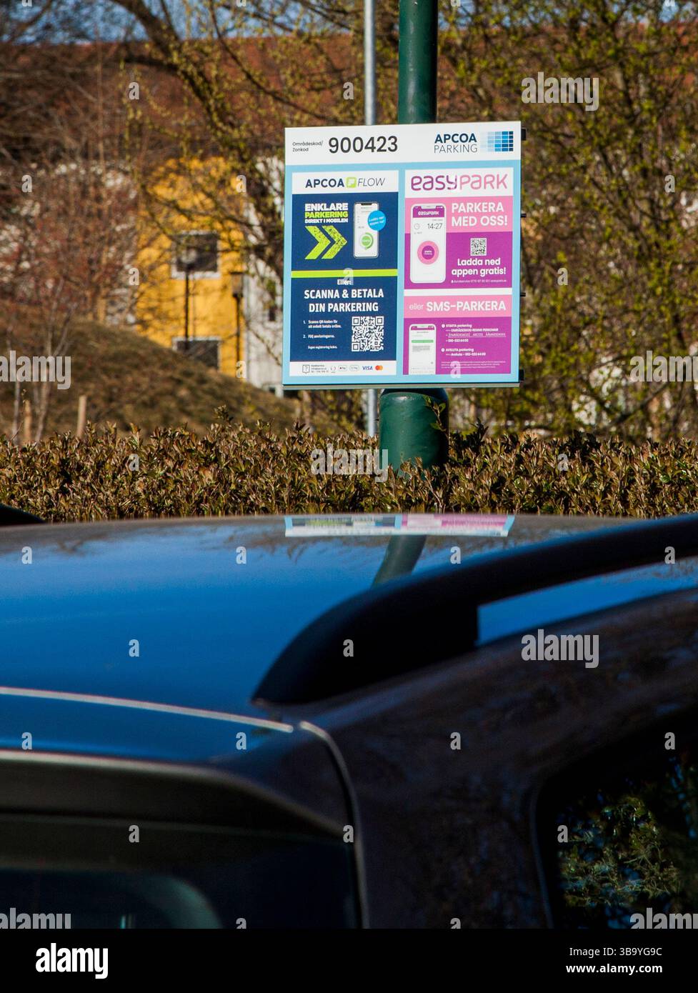 BEZAHLEN SIE DIE PARKKOSTEN über Ihr Mobiltelefon. Das Schild weist auf Unternehmen hin, die verbunden sind Stockfoto