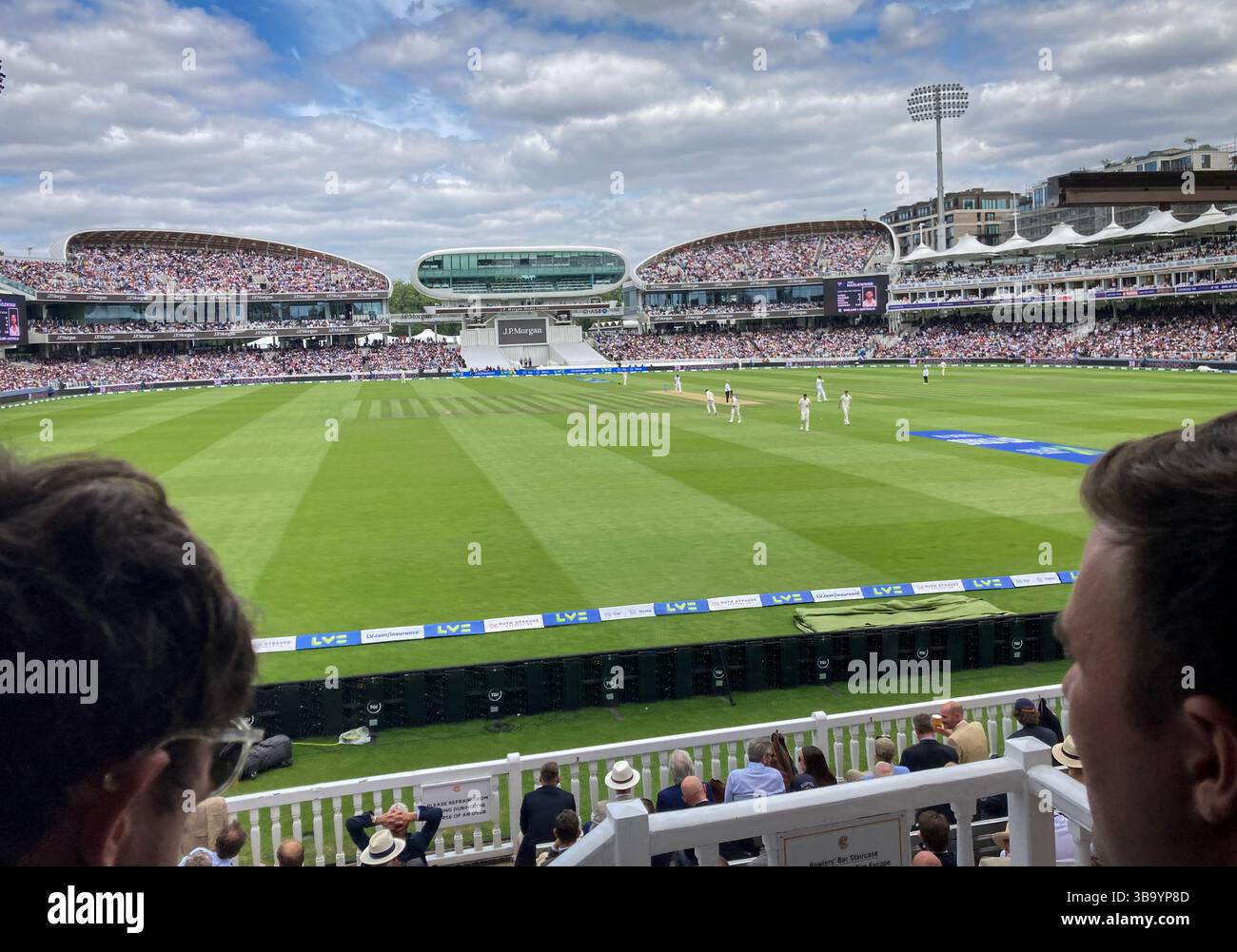 England gegen Australien, Ashes Series Test Match Serie auf dem Lords Cricket Ground, St Johns Wood, London, Juli 2023. Compton & Edrich steht im Blick. - Smartphone-aufgenommenes Stockfoto