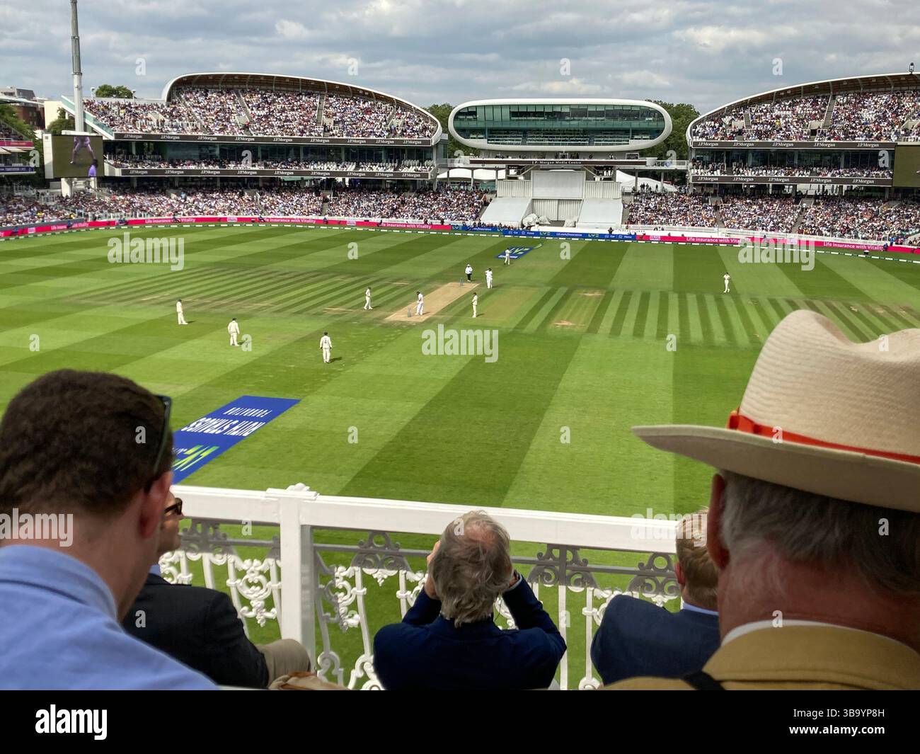 England gegen Australien, Ashes Series Test Match Serie auf dem Lords Cricket Ground, St Johns Wood, London, Juli 2023. Compton & Edrich steht im Blick. - Smartphone-aufgenommenes Stockfoto