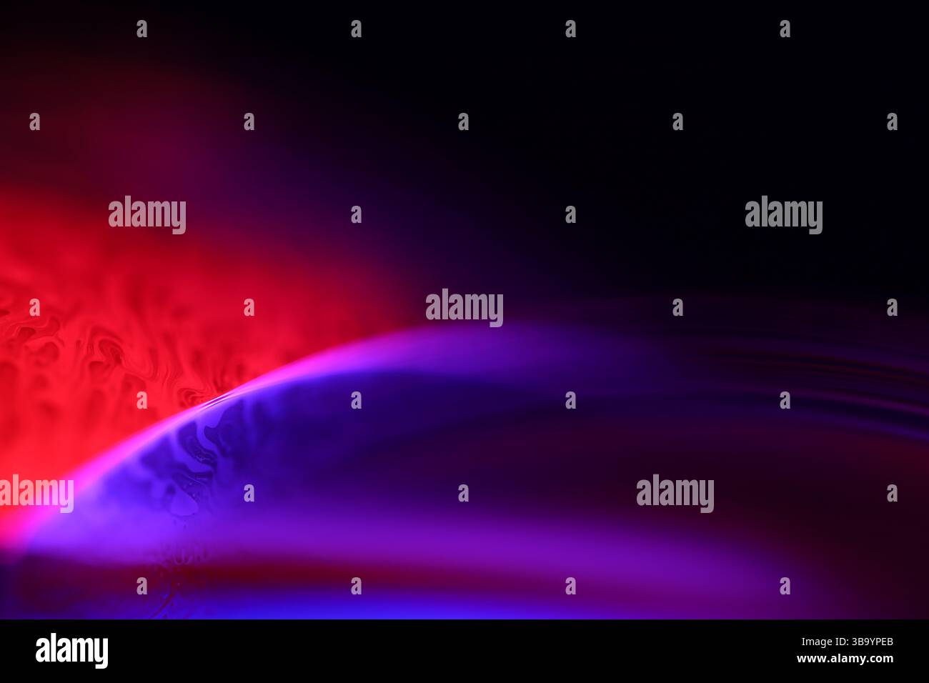 Rote und lila fließende Reflexionen auf schwarzem Hintergrund, flüssige Oberflächenentnahme, Farbrand, tiefdunkle Hintergründe, geometrische Wasserformen Stockfoto