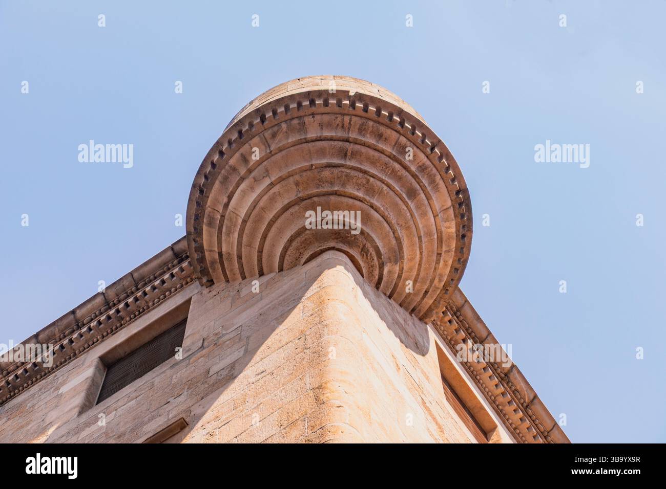 Flacher Blick auf ein altes Gebäude vor Himmel und Wolken in Barcelona, Spanien. Stockfoto Flacher Blick auf ein altes Gebäude vor Himmel und Wolken in Barcelona, Spanien. Stockfoto