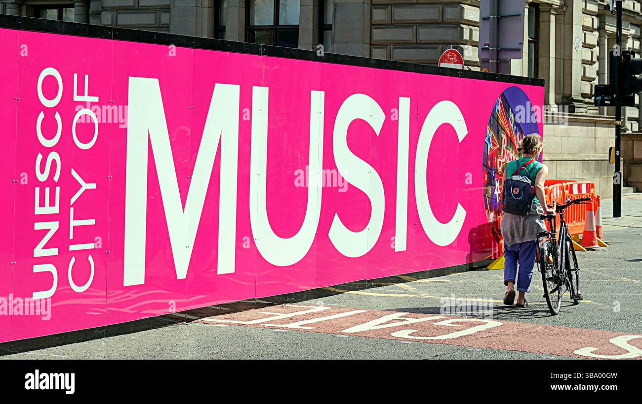 Glasgow, Schottland, Großbritannien. Mai 2025. Die umstrittene Renovierung des George Square im Zentrum der Stadt hat das Herz aus der Stadt gerissen, da es ein Kreuzungspunkt war und zum Ziel für Touristen ging. Der Platz ist komplett abgemauert und mit teuren Werbung für die Stadt bedeckt, da Obdachlose auf den Straßen der Stadt schlafen. Die Statuen werden ab Montag entfernt. Credit Gerard Ferry /Alamy Live News Stockfoto