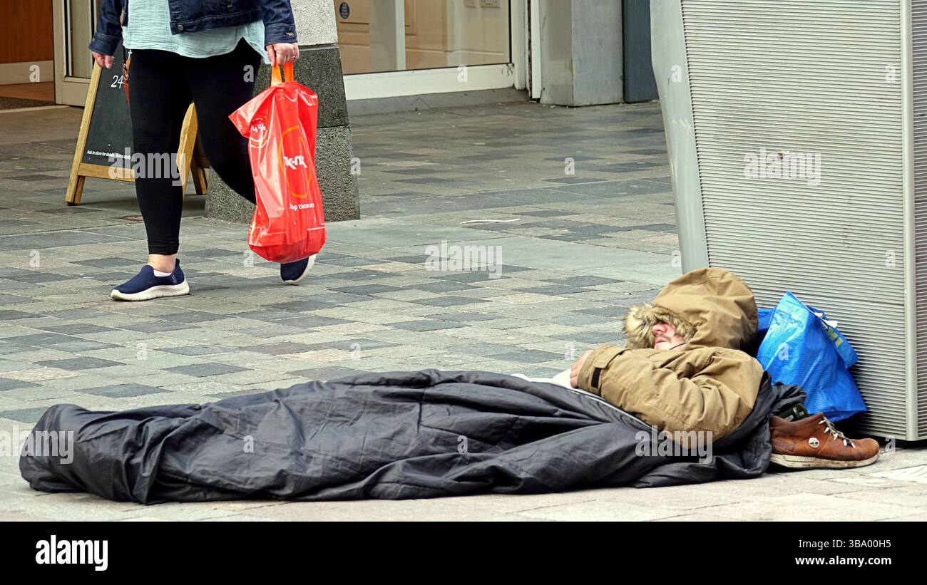 Glasgow, Schottland, Großbritannien. Mai 2025. Die umstrittene Renovierung des George Square im Zentrum der Stadt hat das Herz aus der Stadt gerissen, da es ein Kreuzungspunkt war und zum Ziel für Touristen ging. Der Platz ist komplett abgemauert und mit teuren Werbung für die Stadt bedeckt, da Obdachlose auf den Straßen der Stadt schlafen. Die Statuen werden ab Montag entfernt. Credit Gerard Ferry /Alamy Live News Stockfoto