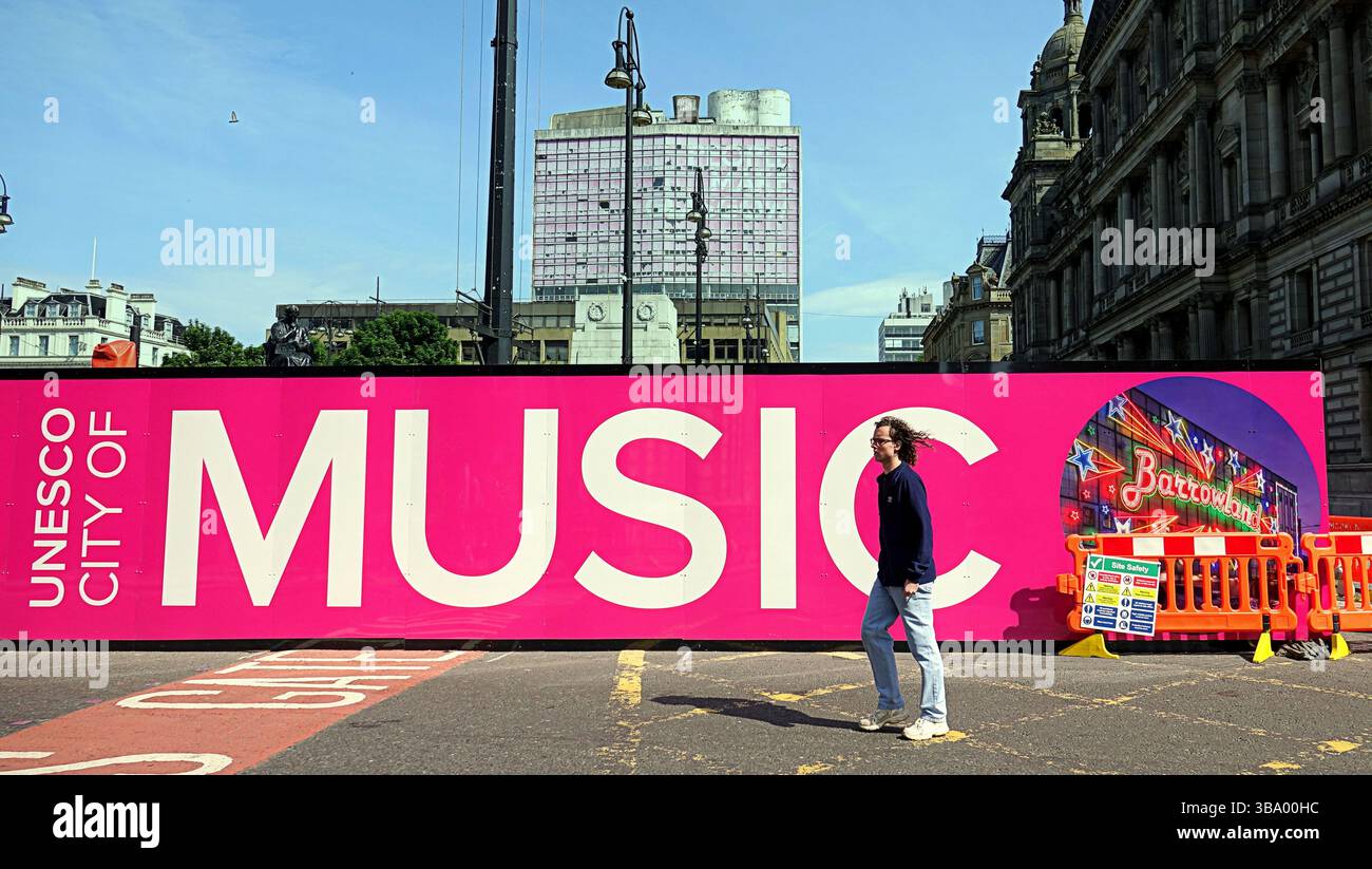 Glasgow, Schottland, Großbritannien. Mai 2025. Die umstrittene Renovierung des George Square im Zentrum der Stadt hat das Herz aus der Stadt gerissen, da es ein Kreuzungspunkt war und zum Ziel für Touristen ging. Der Platz ist komplett abgemauert und mit teuren Werbung für die Stadt bedeckt, da Obdachlose auf den Straßen der Stadt schlafen. Die Statuen werden ab Montag entfernt. Credit Gerard Ferry /Alamy Live News Stockfoto