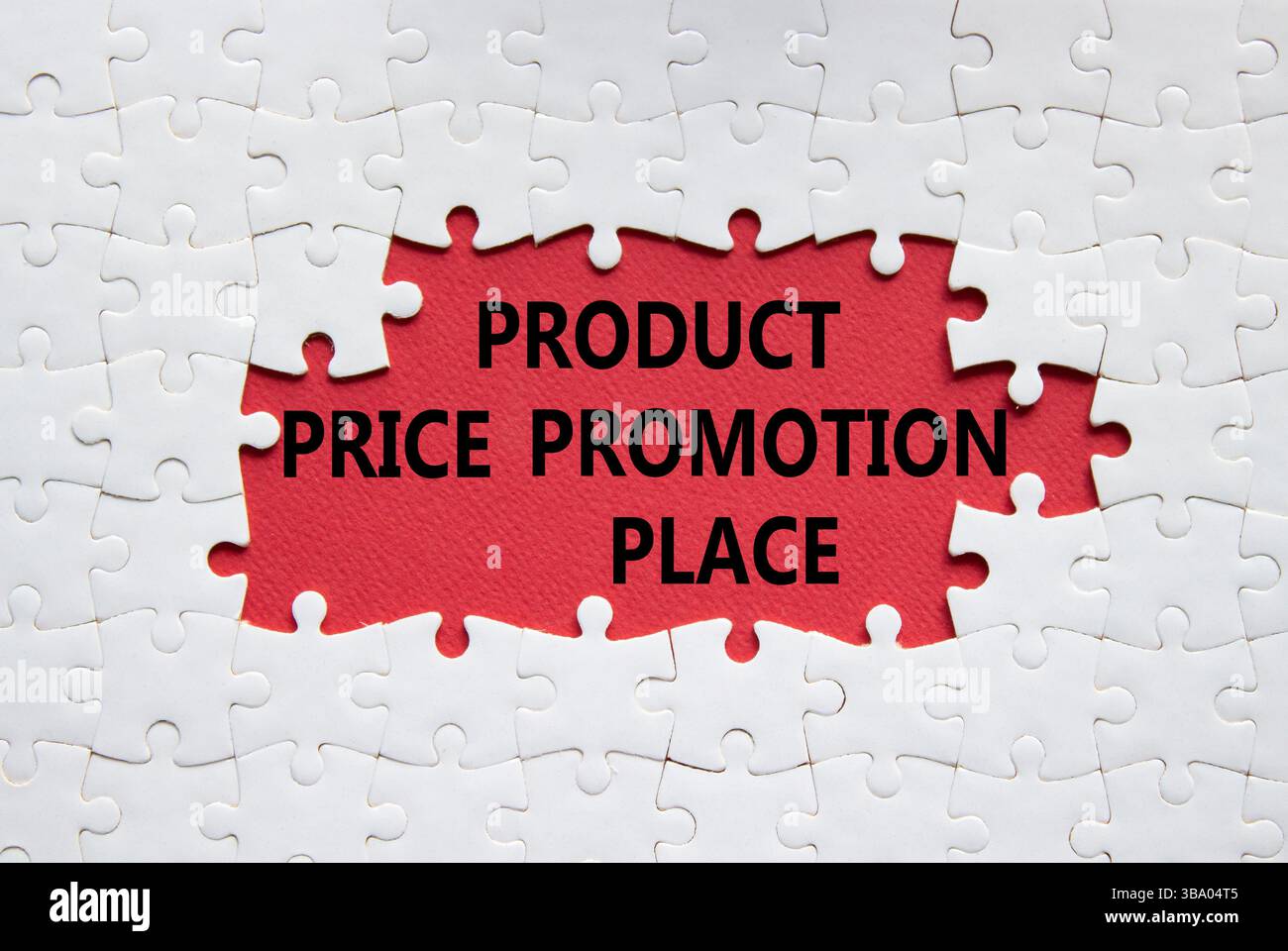 Symbol für Produktpreis Promotion-Ort. Weißes Puzzle mit den Worten Product Price Promotion Place. Schöner roter Hintergrund. Geschäftskonzept. Kopierbereich. Stockfoto