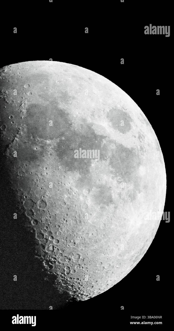 Der Mond gegen den Nachthimmel. Jahrestag der Mondlandung und Blick auf neue Weltraumforschung mit Artemis Mission Stockfoto