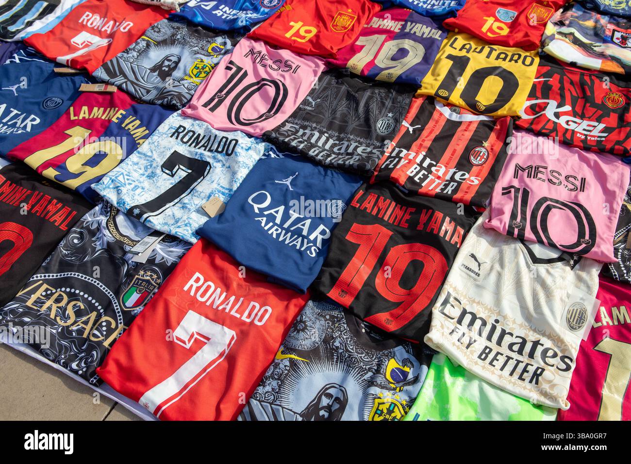 Gefälschte Fußball-T-Shirts zum Verkauf auf gefälschten Sachen gefälschte Designer-Touristenstraße in Palma de Mallorca Spanien Stockfoto