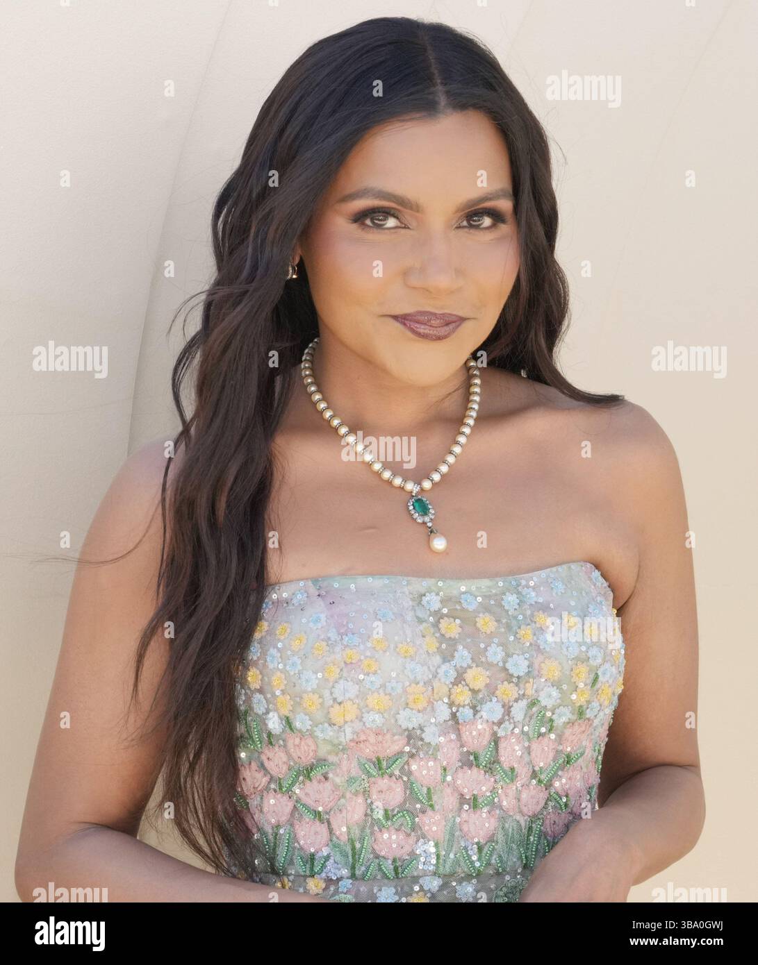 Los Angeles, USA. Mai 2025. Mindy Kaling kommt am Samstag, den 10. Mai 2025, bei der Gold House 4. Jährlichen GOLD-GALA im Dorothy Chandler Pavilion Music Center in Los Angeles, CA. (Foto: Sthanlee B. Mirador/SIPA USA) Credit: SIPA USA/Alamy Live News Stockfoto