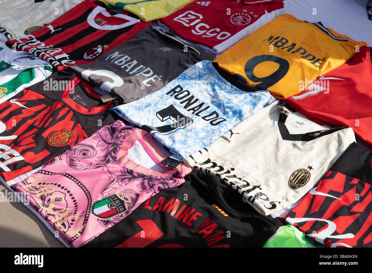 Gefälschte Fußball-T-Shirts zum Verkauf auf gefälschten Sachen gefälschte Designer-Touristenstraße in Palma de Mallorca Spanien Stockfoto