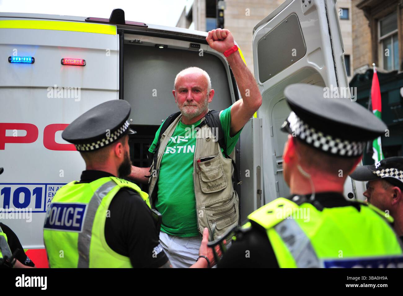 Glasgow, Großbritannien. 11. Mai 2025: Mick Napier wird nach seiner Entlassung aus dem Polizeigewahrsam mit der Faust gefeiert. Demonstranten versammelten sich vor den Stufen in der Buchannan Street, um gegen rechtsextreme Gruppen zu protestieren, die Israel unterstützen. Quelle: Eastern Goodwin Media/Alamy Live News Stockfoto
