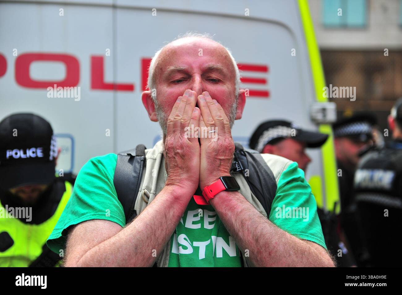 Glasgow, Großbritannien. 11. Mai 2025: Mick Napier ist erleichtert und emotional, nachdem er von der Polizei Schottlands enthaftet wurde. Die Verhaftung führte dazu, dass Demonstranten den Van schwärmten, damit er nicht abfahren konnte. Demonstranten versammelten sich vor den Stufen in der Buchannan Street, um gegen rechtsextreme Gruppen zu protestieren, die Israel unterstützen. Quelle: Eastern Goodwin Media/Alamy Live News Stockfoto