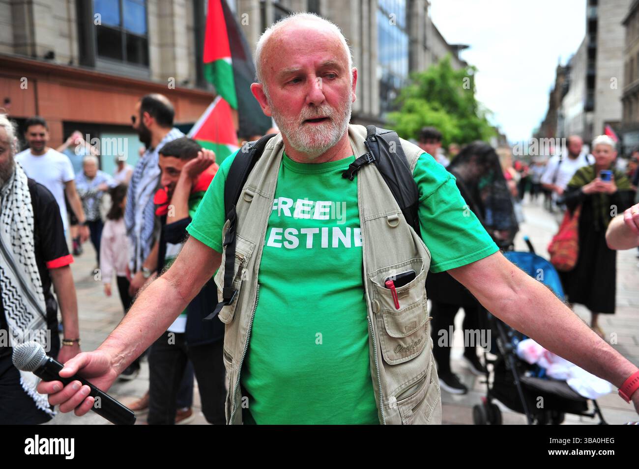 Glasgow, Großbritannien. 11. Mai 2025: Mick Napier ist erleichtert und emotional, während er zu den Stufen geht, nachdem er von der Polizei Schottlands enthaftet wurde. Die Verhaftung führte dazu, dass Demonstranten den Van schwärmten, damit er nicht abfahren konnte. Demonstranten versammelten sich vor den Stufen in der Buchannan Street, um gegen rechtsextreme Gruppen zu protestieren, die Israel unterstützen. Quelle: Eastern Goodwin Media/Alamy Live News Stockfoto