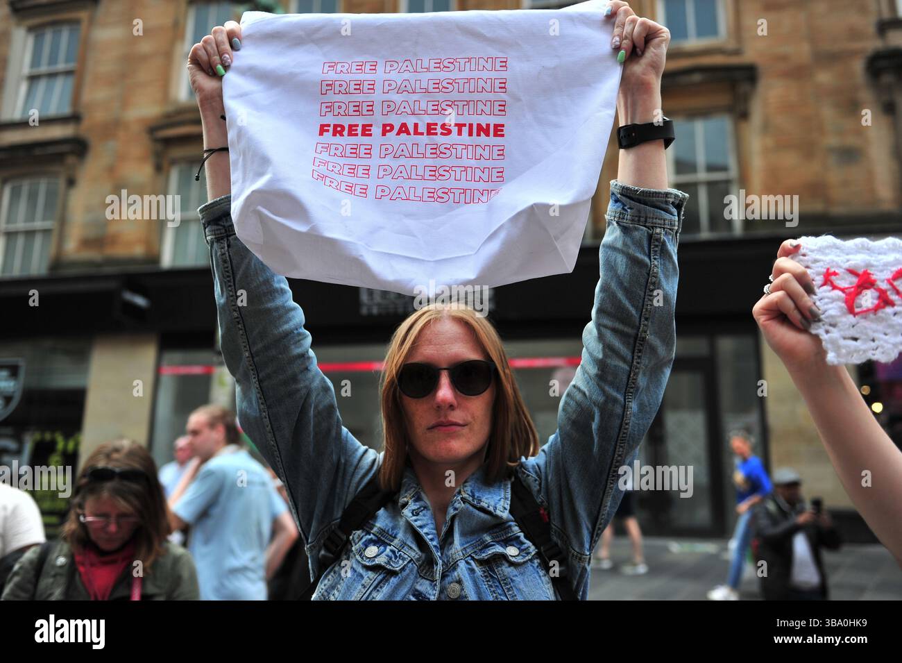 Glasgow, Großbritannien. 11. Mai 2025: Während einer Rede eines Demonstranten, kurz nachdem er von der Polizei Schottland freigelassen wurde, wird ein Demonstrant mit einer Tasche in der Hand gesehen. Demonstranten versammelten sich vor den Stufen in der Buchannan Street, um gegen rechtsextreme Gruppen zu protestieren, die Israel unterstützen. Quelle: Eastern Goodwin Media/Alamy Live News Stockfoto