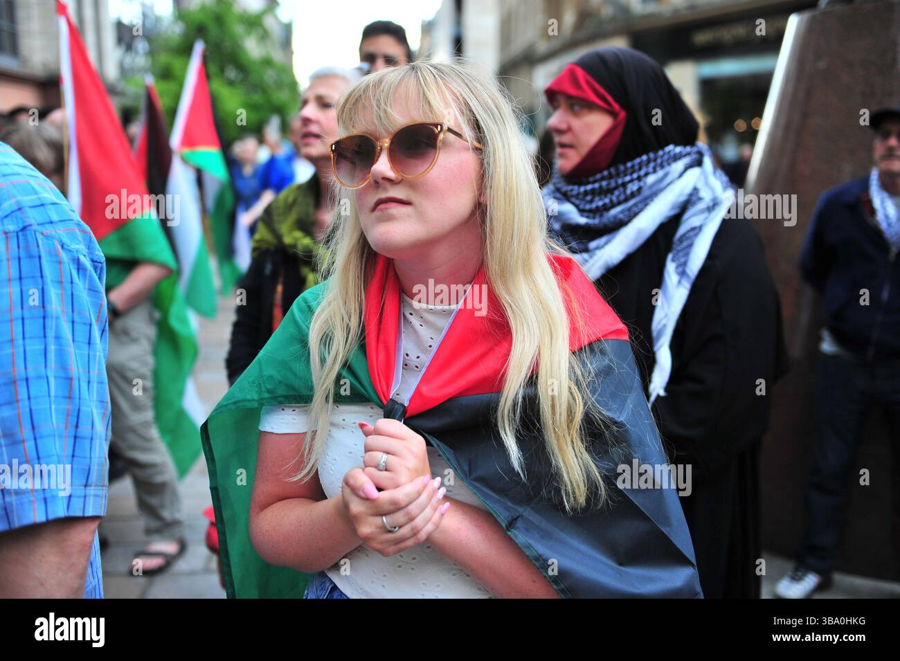 Glasgow, Großbritannien. 11. Mai 2025: Ein Demonstrant sieht eine Rede eines Demonstranten nach seiner Freilassung. Demonstranten versammelten sich vor den Stufen in der Buchannan Street, um gegen rechtsextreme Gruppen zu protestieren, die Israel unterstützen. Quelle: Eastern Goodwin Media/Alamy Live News Stockfoto