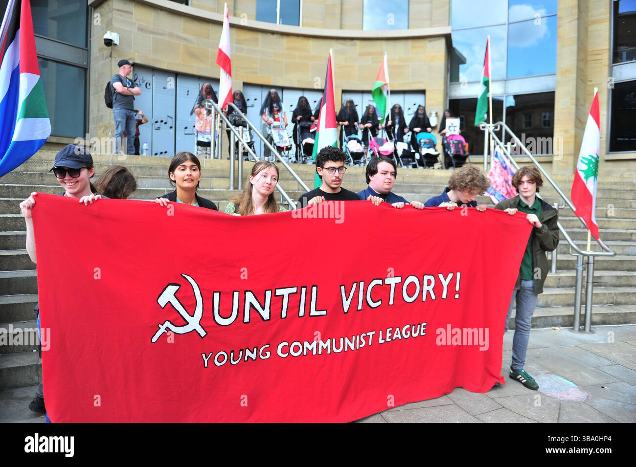 Glasgow, Großbritannien. 11. Mai 2025 - Demonstranten werden während einer Rede eines Demonstranten gesehen, die kurz nachdem er von der Polizei Schottland entlassen wurde, mit Kinderwagen im Hintergrund und Frauen in schwarz gekleidet, um die Anzahl der während des Konflikts getöteten Kinder zu signalisieren. Demonstranten versammelten sich vor den Stufen in der Buchannan Street, um gegen rechtsextreme Gruppen zu protestieren, die Israel unterstützen. Quelle: Eastern Goodwin Media/Alamy Live News Stockfoto