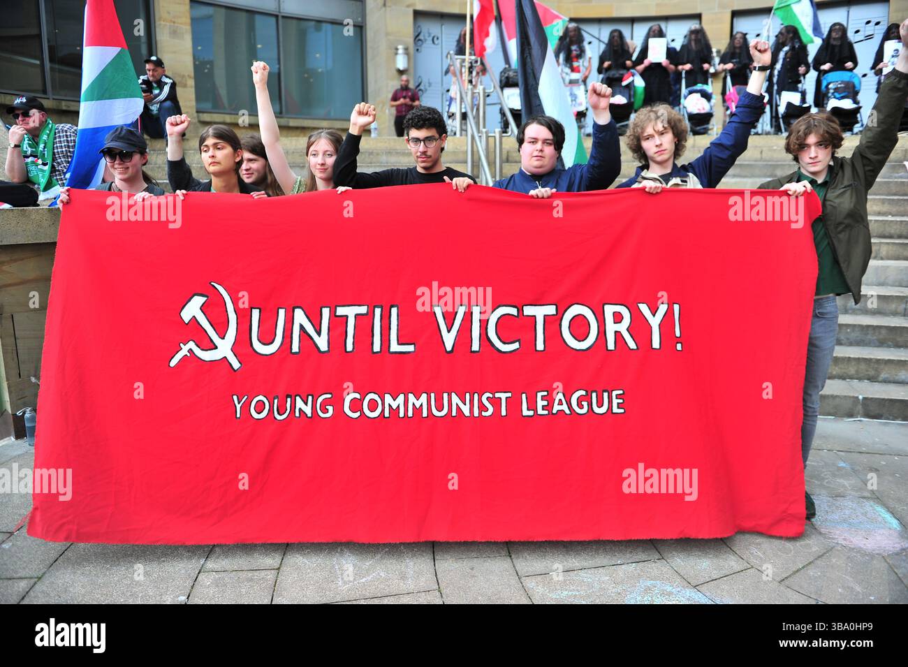 Glasgow, Großbritannien. 11. Mai 2025: Während einer Rede eines Demonstranten, kurz nachdem er von der Polizei Schottland freigelassen wurde, werden Demonstranten mit einem Banner gesehen. Demonstranten versammelten sich vor den Stufen in der Buchannan Street, um gegen rechtsextreme Gruppen zu protestieren, die Israel unterstützen. Quelle: Eastern Goodwin Media/Alamy Live News Stockfoto