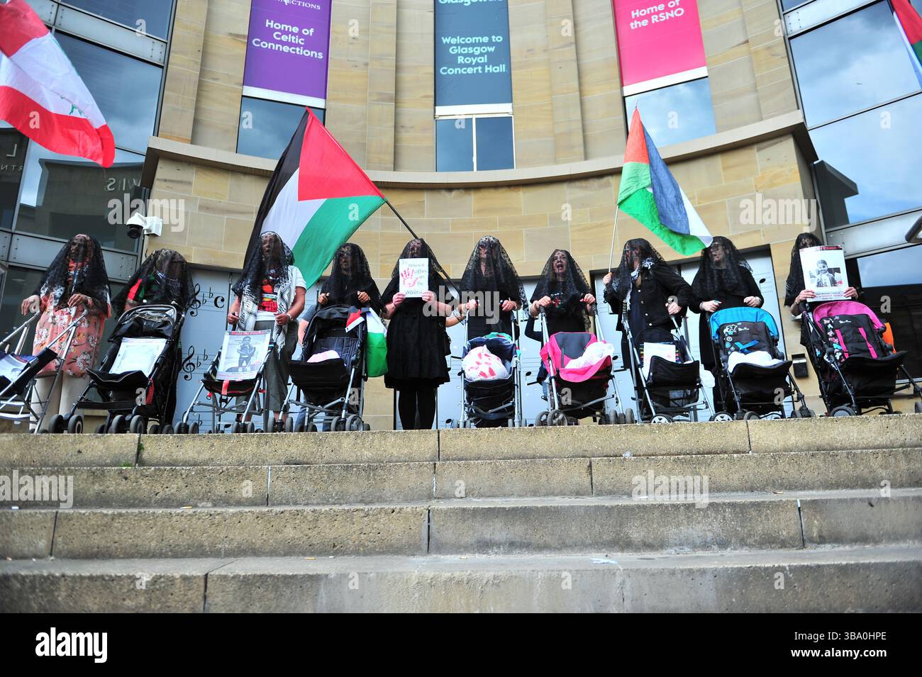 Glasgow, Großbritannien. 11. Mai 2025 - Demonstranten werden mit Kinderwagenfrauen in schwarz gekleidet gesehen, um die Anzahl der während des Konflikts getöteten Kinder zu signalisieren. Demonstranten versammelten sich vor den Stufen in der Buchannan Street, um gegen rechtsextreme Gruppen zu protestieren, die Israel unterstützen. Quelle: Eastern Goodwin Media/Alamy Live News Stockfoto