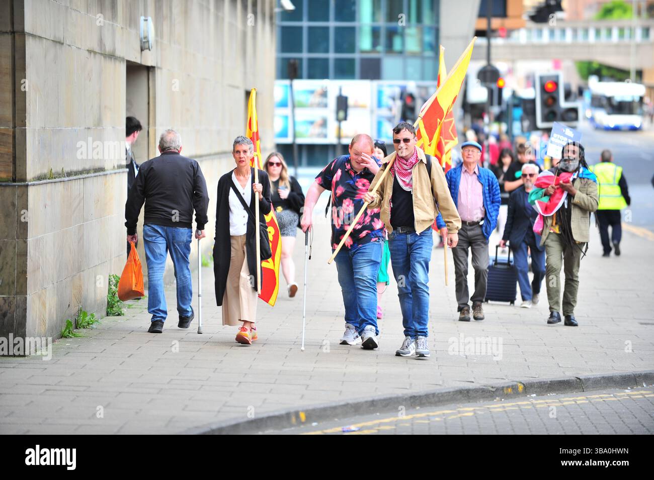 Glasgow, Großbritannien. 11. Mai 2025 - Demonstranten werden zum Haupteingang der Veranstaltung gehen gesehen, um einen Protest zu veranstalten. Demonstranten versammelten sich vor den Stufen in der Buchannan Street, um gegen rechtsextreme Gruppen zu protestieren, die Israel unterstützen. Quelle: Eastern Goodwin Media/Alamy Live News Stockfoto