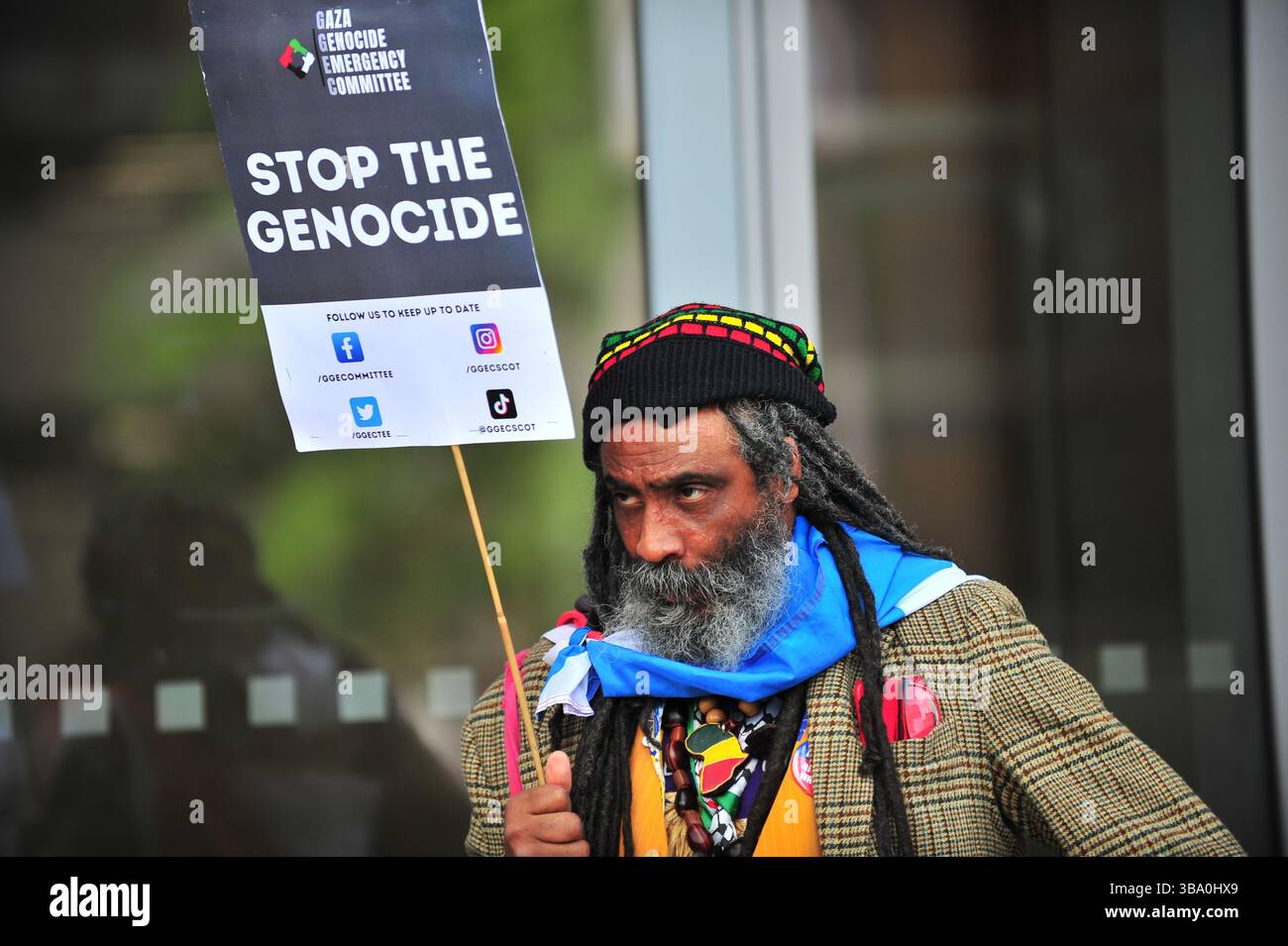 Glasgow, Großbritannien. 11. Mai 2025: Demonstranten halten ein Plakat am Haupteingang des Hotels, in dem die Veranstaltung stattfand. Demonstranten versammelten sich vor den Stufen in der Buchannan Street, um gegen rechtsextreme Gruppen zu protestieren, die Israel unterstützen. Quelle: Eastern Goodwin Media/Alamy Live News Stockfoto