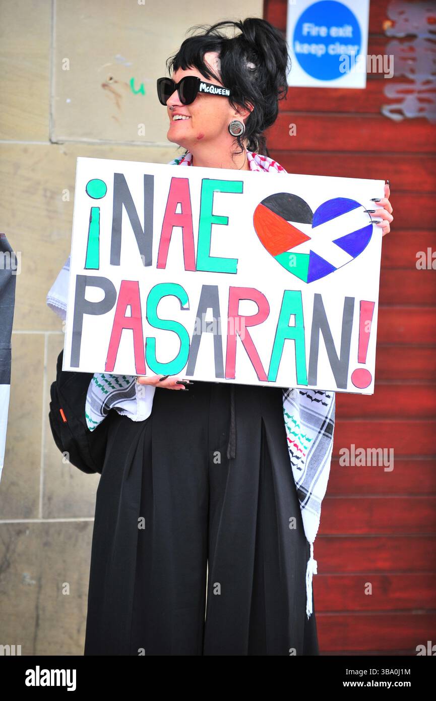 Glasgow, Großbritannien. 11. Mai 2025: Demonstranten halten ein Plakat am Haupteingang des Hotels, in dem die Veranstaltung stattfand. Demonstranten versammelten sich vor den Stufen in der Buchannan Street, um gegen rechtsextreme Gruppen zu protestieren, die Israel unterstützen. Quelle: Eastern Goodwin Media/Alamy Live News Stockfoto