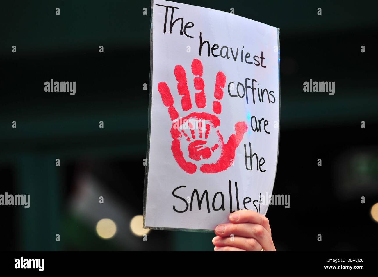 Glasgow, Großbritannien. 11. Mai 2025: Demonstranten halten ein Plakat am Haupteingang des Hotels, in dem die Veranstaltung stattfand. Demonstranten versammelten sich vor den Stufen in der Buchannan Street, um gegen rechtsextreme Gruppen zu protestieren, die Israel unterstützen. Quelle: Eastern Goodwin Media/Alamy Live News Stockfoto