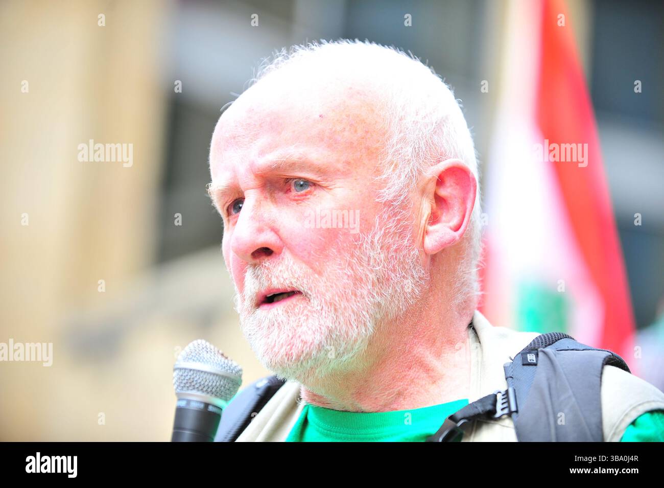 Glasgow, Großbritannien. 11. Mai 2025: Mick Napier wird emotional gesehen, nachdem er während des Protestes von der Polizei Schottlands enthaftet wurde. Demonstranten versammelten sich vor den Stufen in der Buchannan Street, um gegen rechtsextreme Gruppen zu protestieren, die Israel unterstützen. Quelle: Eastern Goodwin Media/Alamy Live News Stockfoto