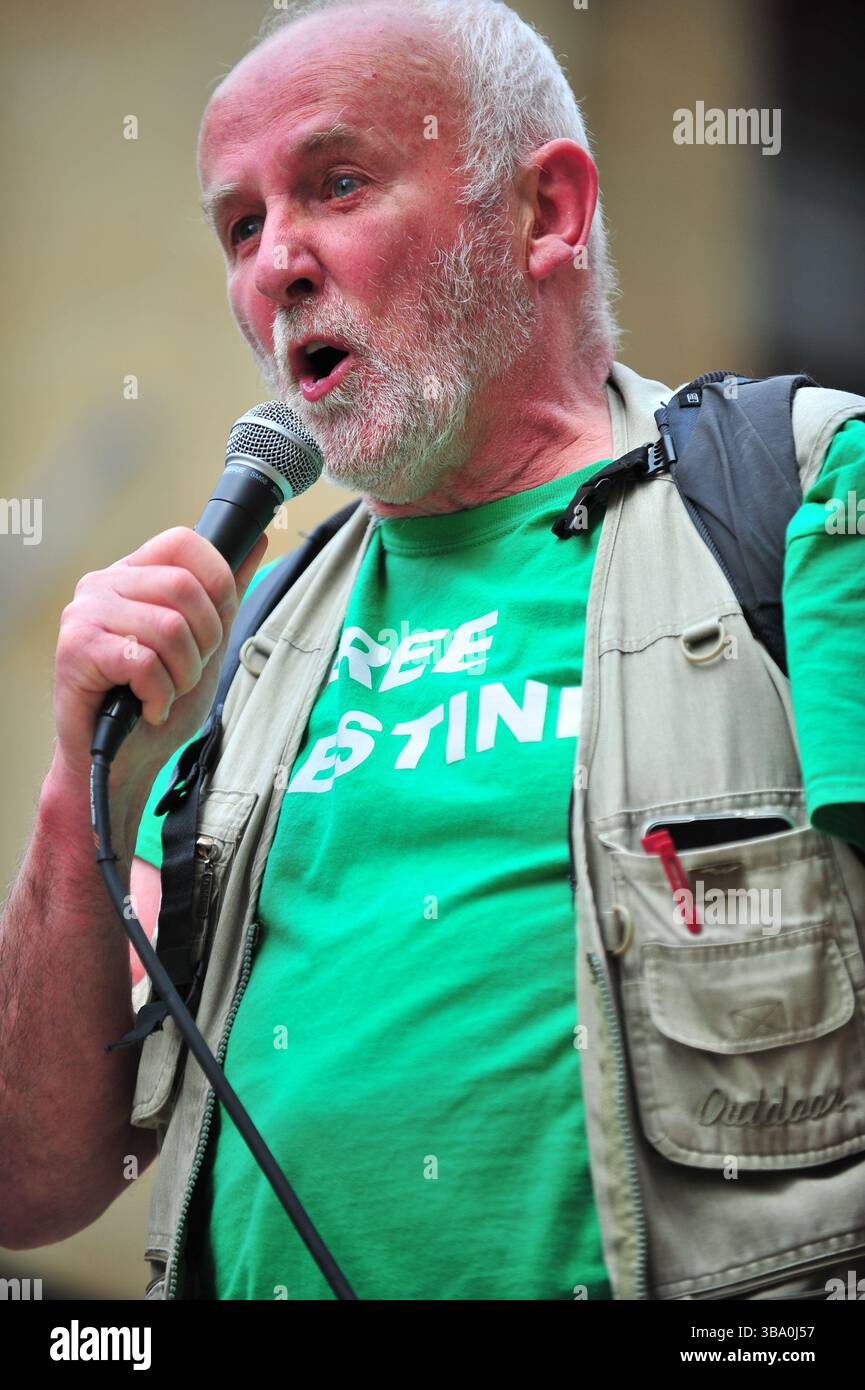 Glasgow, Großbritannien. 11. Mai 2025: Mick Napier wird emotional gesehen, nachdem er während des Protestes von der Polizei Schottlands enthaftet wurde. Demonstranten versammelten sich vor den Stufen in der Buchannan Street, um gegen rechtsextreme Gruppen zu protestieren, die Israel unterstützen. Quelle: Eastern Goodwin Media/Alamy Live News Stockfoto