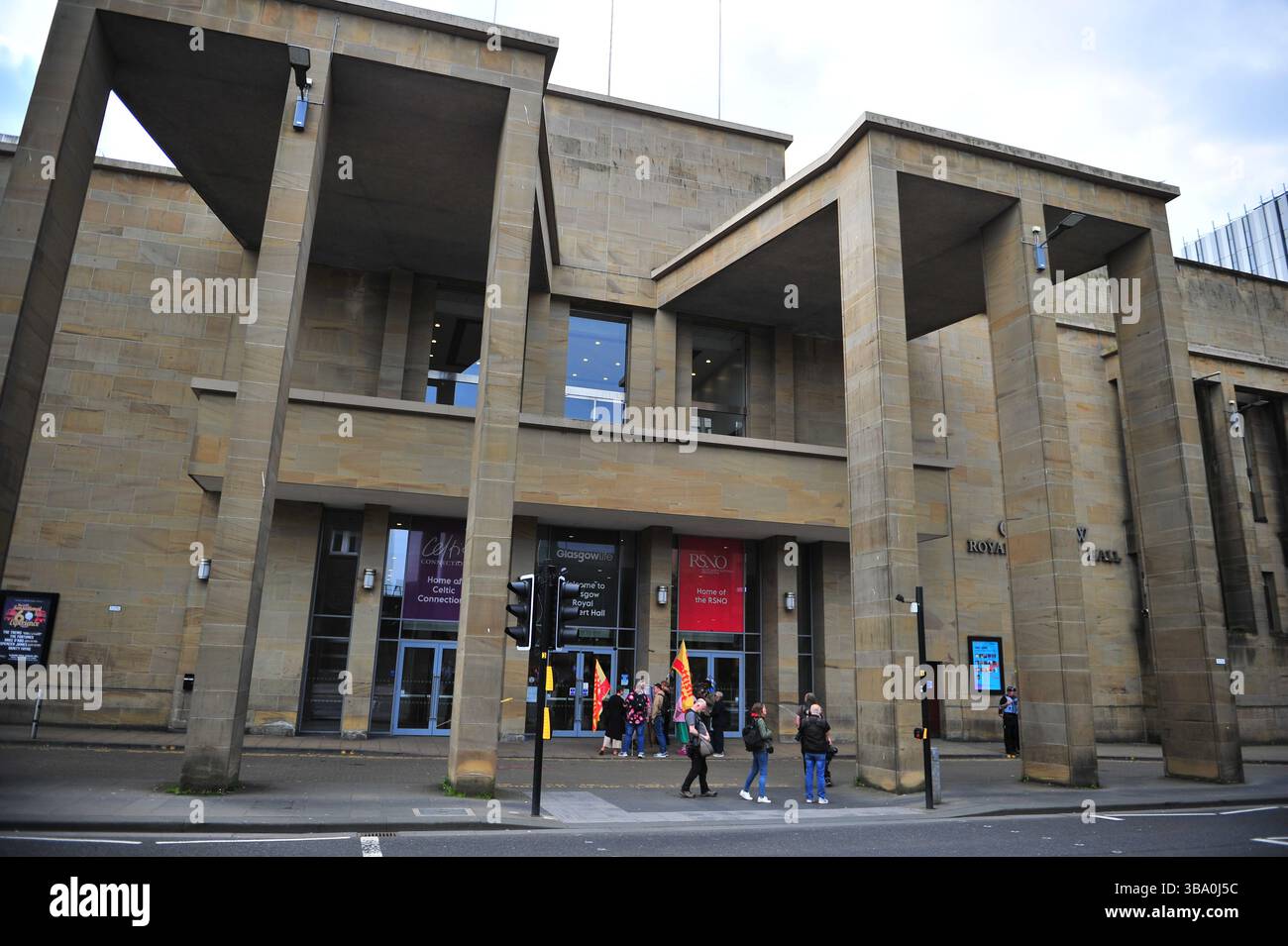 Glasgow, Großbritannien. 11. Mai 2025 - Ein allgemeiner Blick auf die Glasgow Royal Concert Hall als der Protest begann. Demonstranten versammelten sich vor den Stufen in der Buchannan Street, um gegen rechtsextreme Gruppen zu protestieren, die Israel unterstützen. Quelle: Eastern Goodwin Media/Alamy Live News Stockfoto