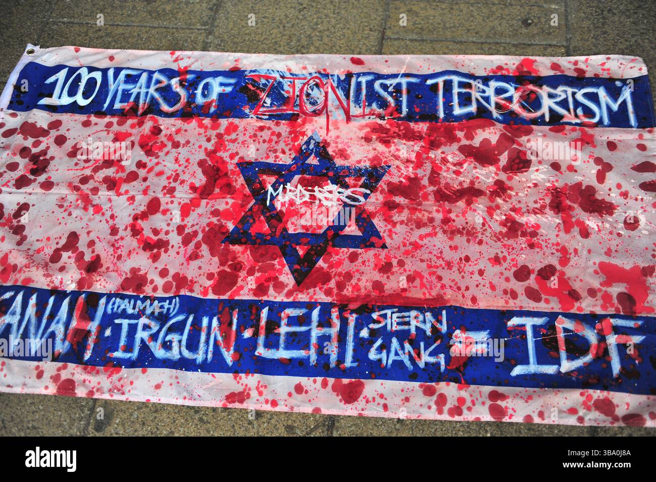 Glasgow, Großbritannien. 11. Mai 2025: Während der Proteste vor der Glasgow Royal Concert Hall wird Eine blutverfluchte Flagge Israels mit Aufschrift gesehen. Demonstranten versammelten sich vor den Stufen in der Buchannan Street, um gegen rechtsextreme Gruppen zu protestieren, die Israel unterstützen. Quelle: Eastern Goodwin Media/Alamy Live News Stockfoto