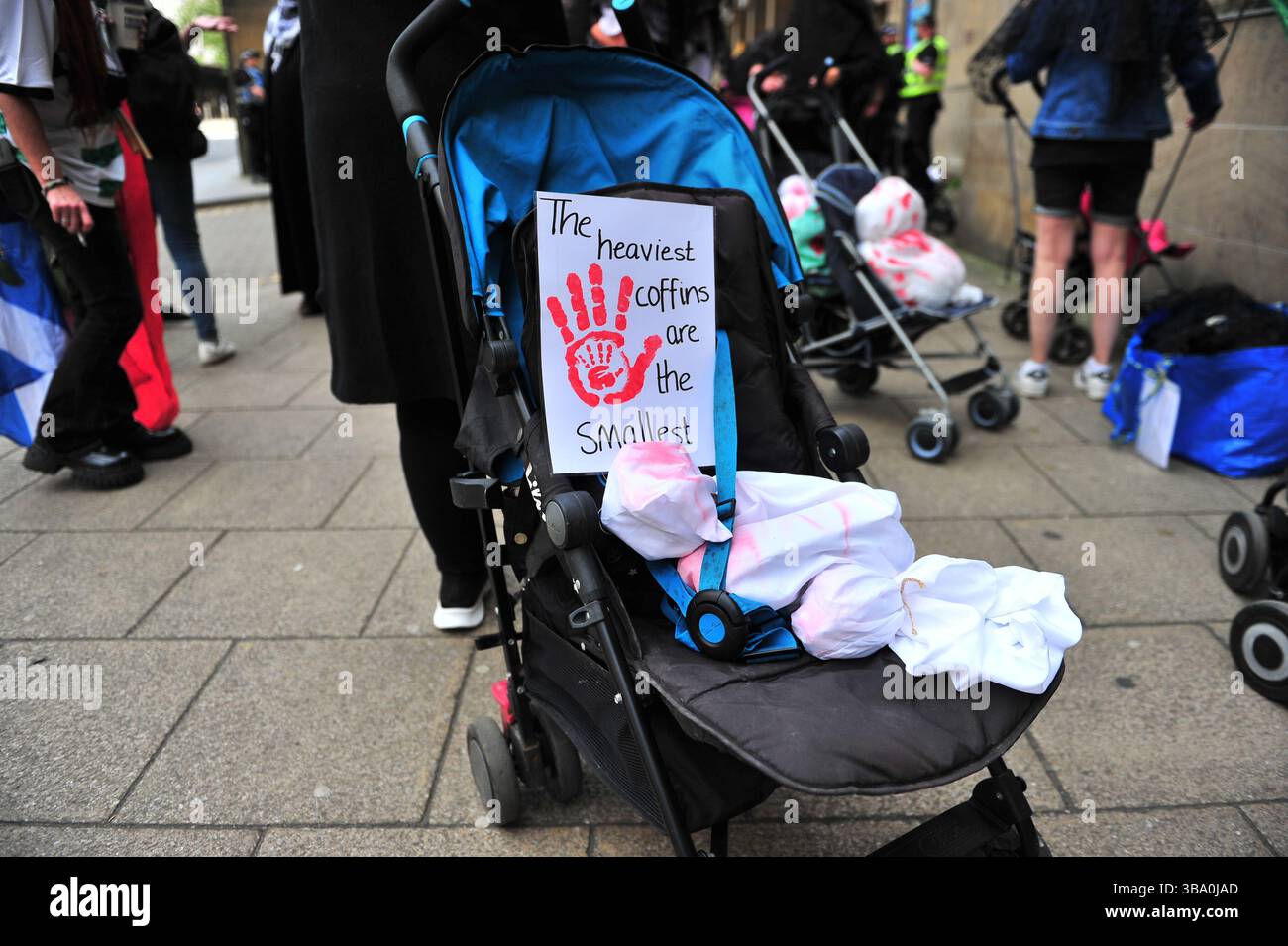 Glasgow, Großbritannien. 11. Mai 2025 - Ein Kinderwagen wird mit einem Scheinbaby in einem blutigen Laken gesehen, um ein verstorbenes Kind mit einem Plakat am Kopf anzudeuten. Demonstranten versammelten sich vor den Stufen in der Buchannan Street, um gegen rechtsextreme Gruppen zu protestieren, die Israel unterstützen. Quelle: Eastern Goodwin Media/Alamy Live News Stockfoto