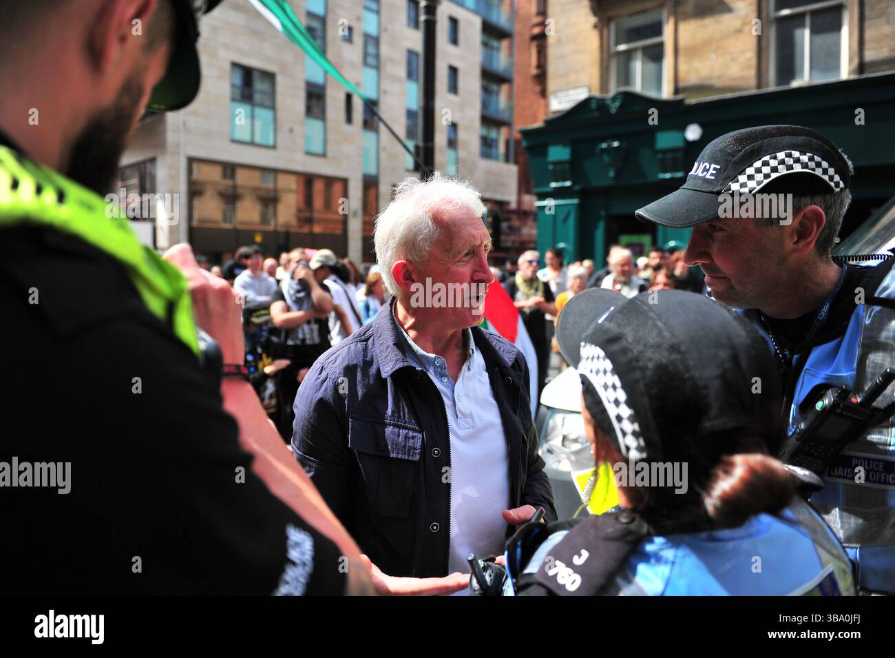 Glasgow, Großbritannien. 11. Mai 2025: Ein Demonstrant spricht mit Polizisten der schottischen Polizei über den verhafteten Demonstranten, um seine Freilassung zu sichern. Demonstranten versammelten sich vor den Stufen in der Buchannan Street, um gegen rechtsextreme Gruppen zu protestieren, die Israel unterstützen. Quelle: Eastern Goodwin Media/Alamy Live News Stockfoto