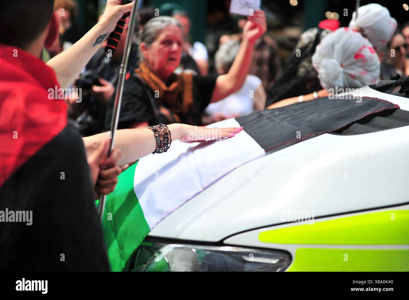 Glasgow, Großbritannien. 11. Mai 2025 - Ein Demonstrant wird gesehen, wie er hart auf die Vorderseite des Van knallt. Demonstranten versammelten sich vor den Stufen in der Buchannan Street, um gegen rechtsextreme Gruppen zu protestieren, die Israel unterstützen. Quelle: Eastern Goodwin Media/Alamy Live News Stockfoto