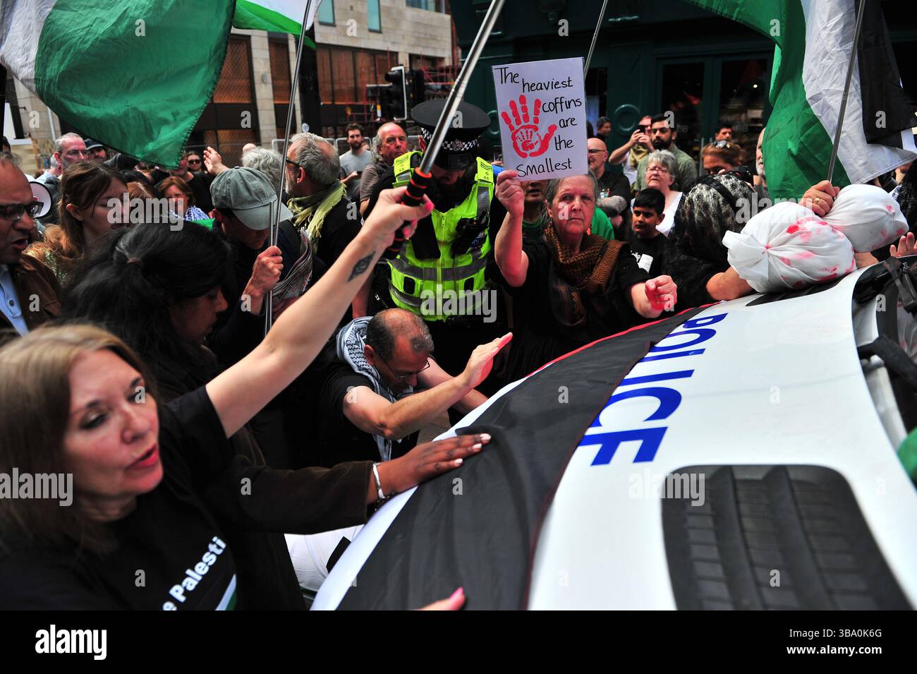 Glasgow, Großbritannien. 11. Mai 2025 - mehrere Demonstranten werden gesehen, wie sie hart auf die Vorderseite des Lieferwagens schlagen, während ein Polizist gesehen wird, der versucht, damit umzugehen. Demonstranten versammelten sich vor den Stufen in der Buchannan Street, um gegen rechtsextreme Gruppen zu protestieren, die Israel unterstützen. Quelle: Eastern Goodwin Media/Alamy Live News Stockfoto