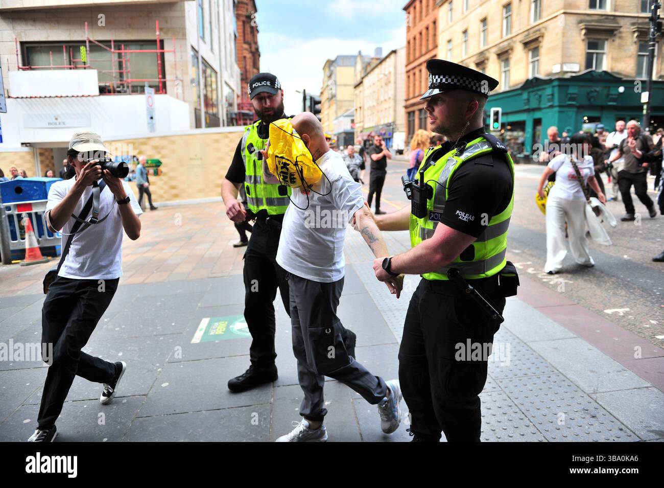 Glasgow, Großbritannien. 11. Mai 2025 - Ein Mann wird von der Polizei Schottlands verhaftet und weggeführt. Demonstranten versammelten sich vor den Stufen in der Buchannan Street, um gegen rechtsextreme Gruppen zu protestieren, die Israel unterstützen. Quelle: Eastern Goodwin Media/Alamy Live News Stockfoto