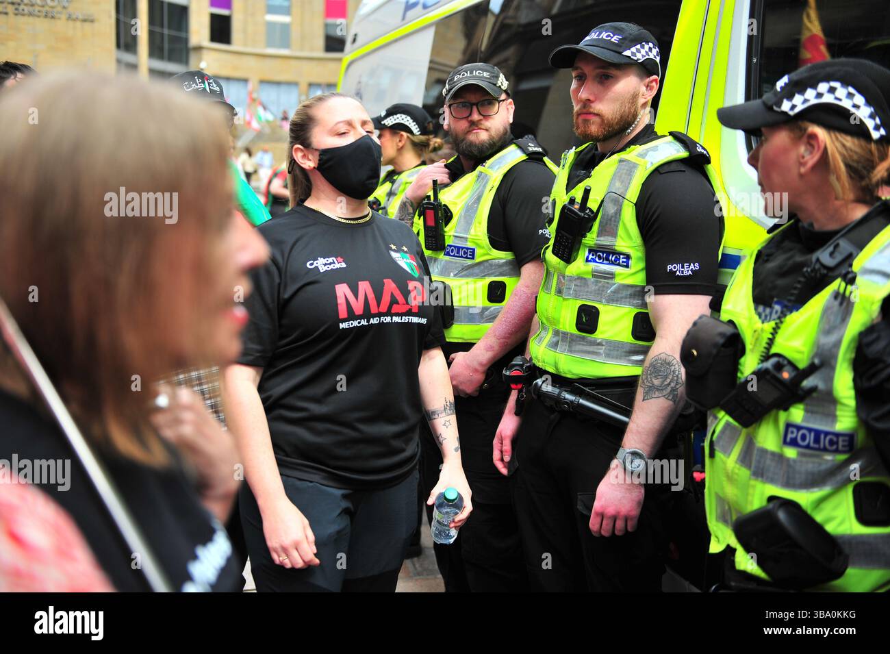 Glasgow, Großbritannien. 11. Mai 2025 - während des Protestes wird Ein Demonstrant die Polizei anschreien sehen. Demonstranten versammelten sich vor den Stufen in der Buchannan Street, um gegen rechtsextreme Gruppen zu protestieren, die Israel unterstützen. Quelle: Eastern Goodwin Media/Alamy Live News Stockfoto