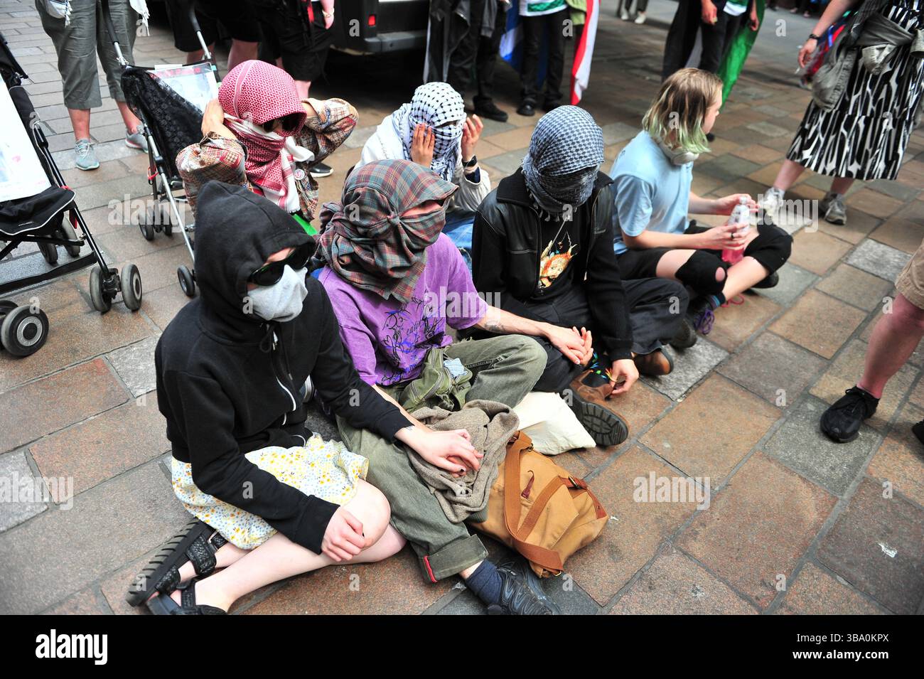 Glasgow, Großbritannien. 11. Mai 2025 - Eine Gruppe von Demonstranten sitzt am Heck des Polizeiwagens, während der Protest fortgesetzt wurde. Demonstranten versammelten sich vor den Stufen in der Buchannan Street, um gegen rechtsextreme Gruppen zu protestieren, die Israel unterstützen. Quelle: Eastern Goodwin Media/Alamy Live News Stockfoto