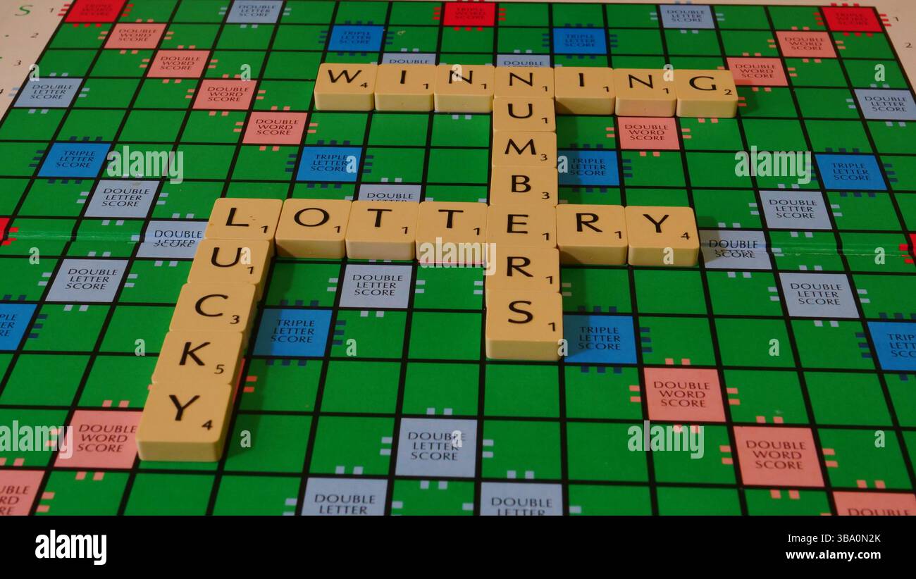 Das Konzept, eine Lotterie mit den Wörtern Lucky, Lottery, Zahlen, Gewinnen auf einem Scrabble-Brett zu spielen. Stockfoto