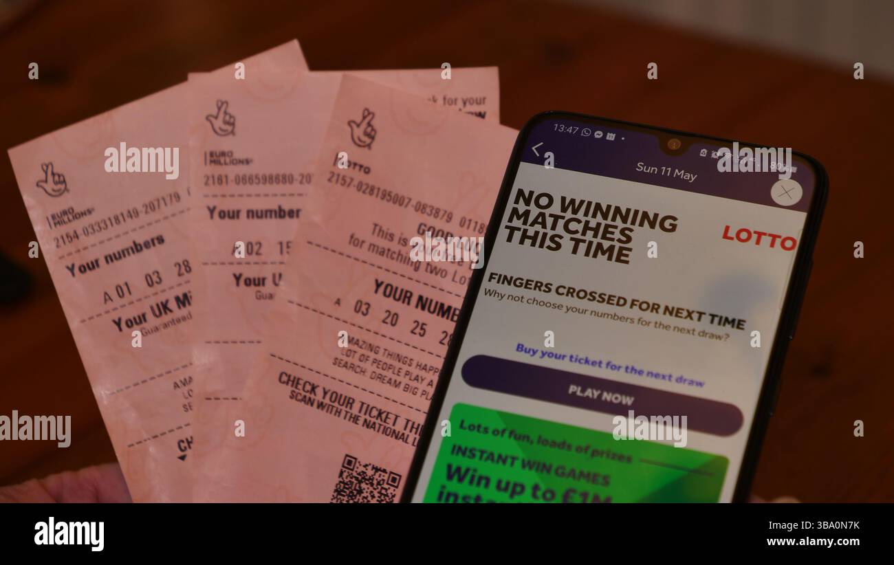 Ein Spieler der Nationallotterie und Euromillions checkt Tickets mit seiner National Lottery App, hat aber keine Gewinnzahlen Stockfoto