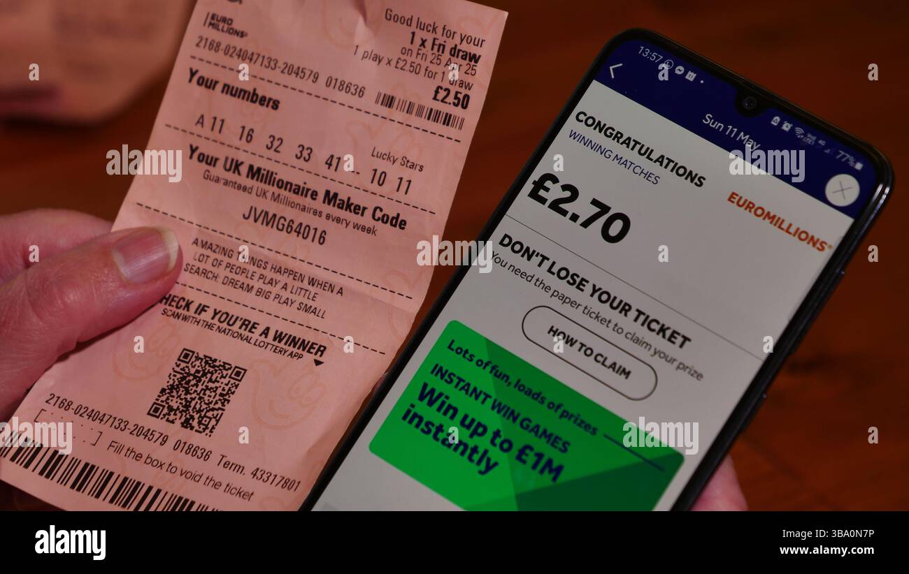 Ein Spieler der Nationallotterie findet mithilfe einer App heraus, dass er einen kleinen Preis (2,70 £) bei der Euromillion Lotterie gewonnen hat Stockfoto