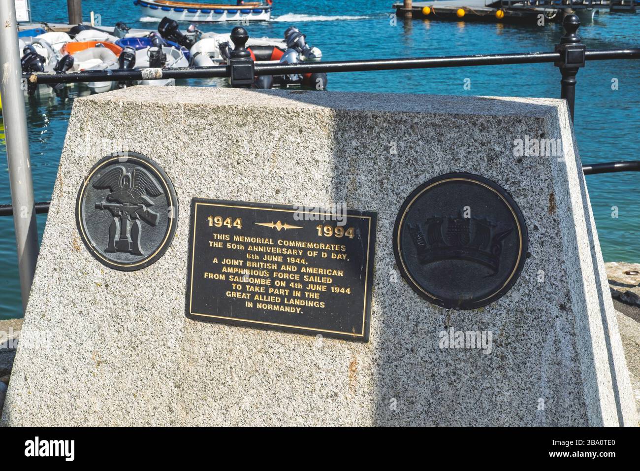 Dieses Bild zeigt eine Gedenkstätte in Salcombe, England, zum 50. Jahrestag des D-Day im Jahr 1994. Stockfoto