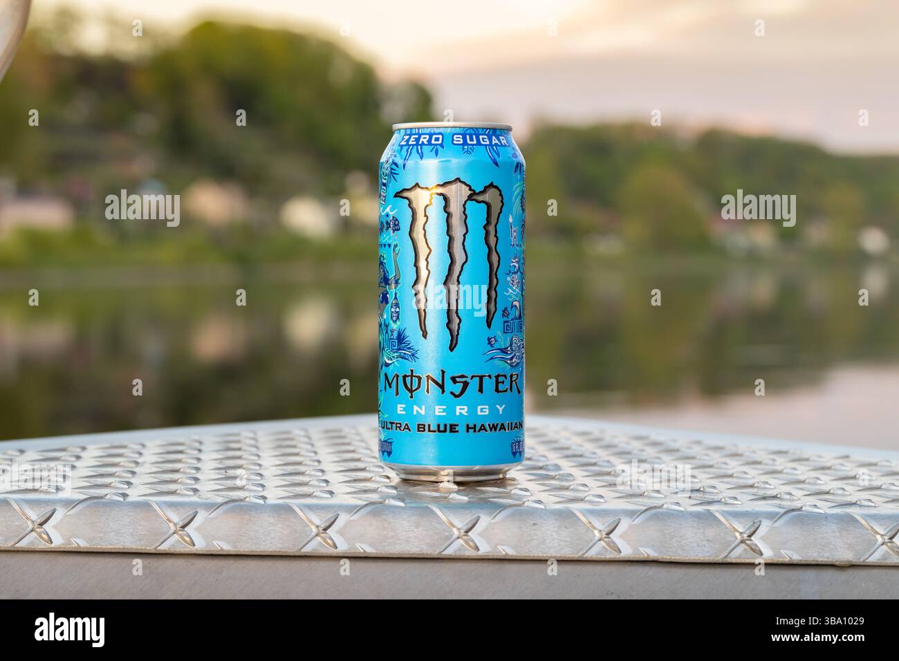 Monster Energy Ultra Blue Hawaiianisches Getränk. Die Zero Sugar Energy Drink Dose steht auf einer Aluminium-Trittplatte. Sportboot auf Flussgrund. Stockfoto