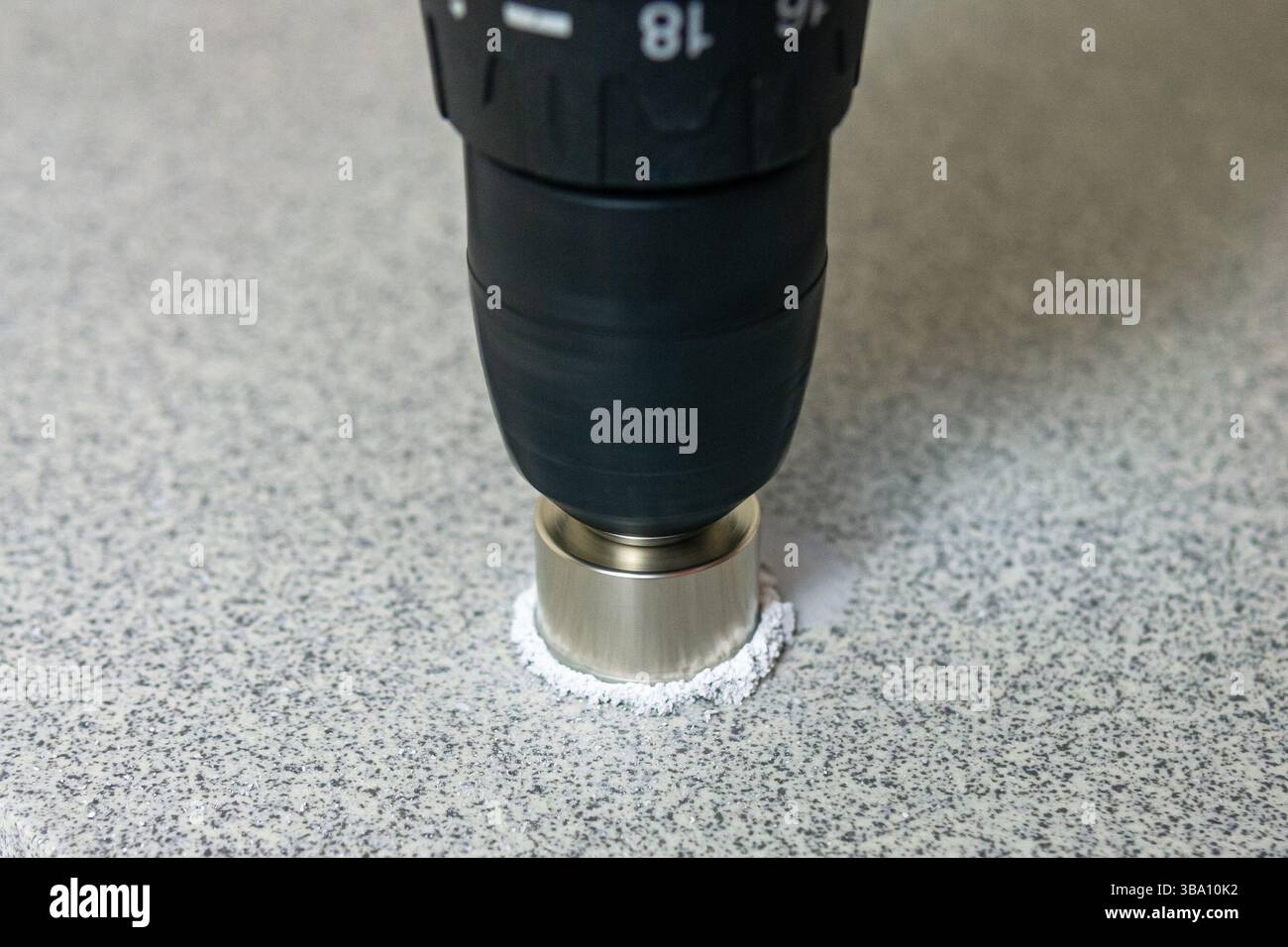 Rotierende diamantbeschichtete Lochsäge in Bohrern Steinplatte Stockfoto
