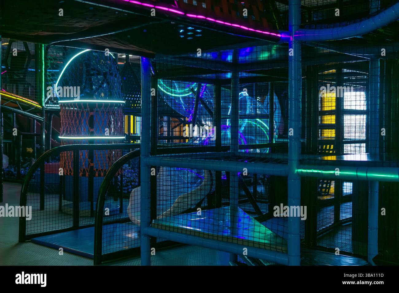 Kinderspielplatz mit Neonlicht im Einkaufszentrum Stockfoto