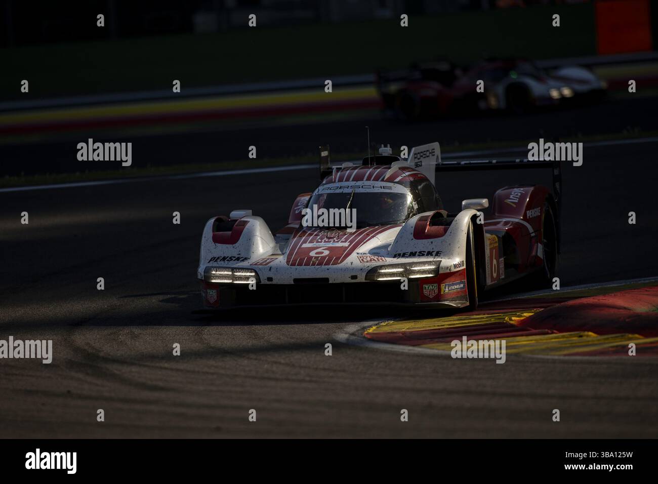 06 ESTRE Kevin (fra), VANTHOOR Laurens (bel), WEHRLEIN Pascal (ger), Porsche Penske Motorsport, Porsche 963 #06, Hypercar, 05 ANDLAUER Julien (fra), CHRISTENSEN Michael (dnk), MÜLLER Nico (swi), Porsche Penske Motorsport, Porsche 963 #05, Hypercar, Action während der TotalEnergies 6 Stunden von Spa-Francorchamps 2025, 3. Runde der FIA-Langstrecken-Weltmeisterschaft 2025, vom 8. bis 10. Mai 2025 auf dem Circuit de Spa-Francorchamps in Stavelot, Belgien Stockfoto