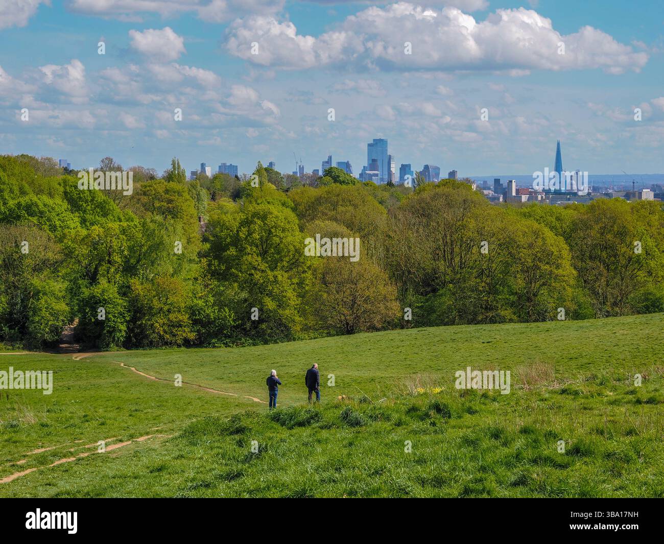 Spaziergang auf Hampstead Heath, Kenwood Aussichtspunkt, mit Blick auf die City of London, Camden, London, England, Großbritannien, GB Stockfoto