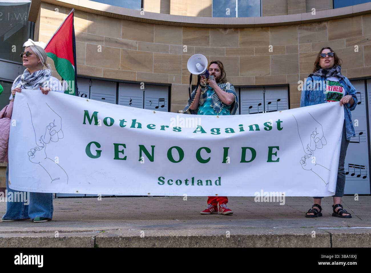 Glasgow, Schottland, Großbritannien. Mai 2025. Pro-palästinensische Demonstranten versammeln sich vor der Königlichen Konzerthalle, um gegen ein Treffen der „Freunde Israels in Glasgow“ im Inneren zu protestieren. Im Verlauf des Protestes wurde ein Organisator verhaftet und die Spannungen zwischen Polizei und Demonstranten verschärft, bevor er schließlich enthaftet und freigelassen wurde. Richard Gass/Alamy Live News Stockfoto