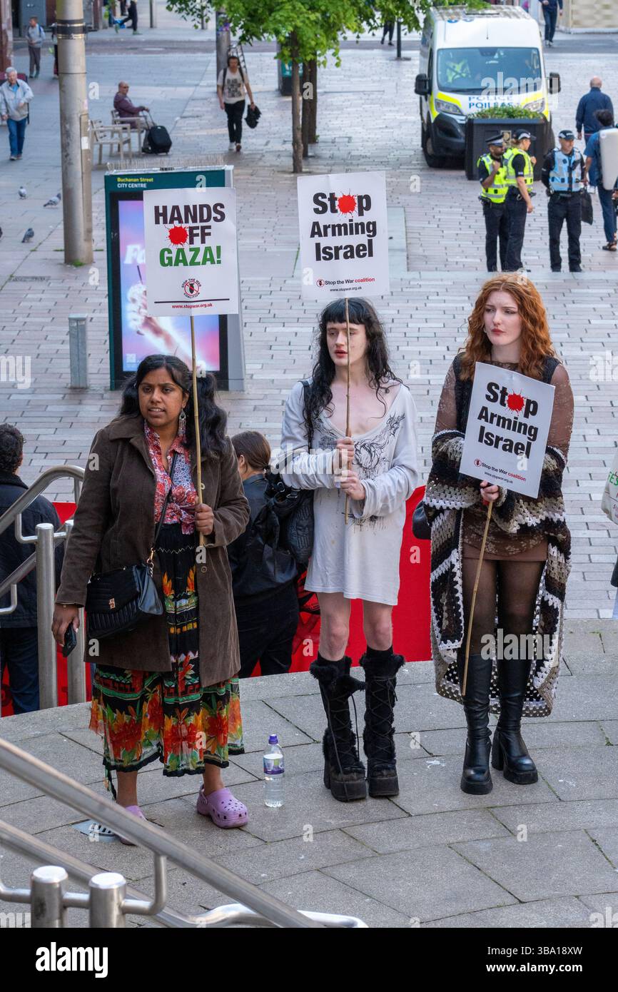 Glasgow, Schottland, Großbritannien. Mai 2025. Pro-palästinensische Demonstranten versammeln sich vor der Königlichen Konzerthalle, um gegen ein Treffen der „Freunde Israels in Glasgow“ im Inneren zu protestieren. Im Verlauf des Protestes wurde ein Organisator verhaftet und die Spannungen zwischen Polizei und Demonstranten verschärft, bevor er schließlich enthaftet und freigelassen wurde. Richard Gass/Alamy Live News Stockfoto