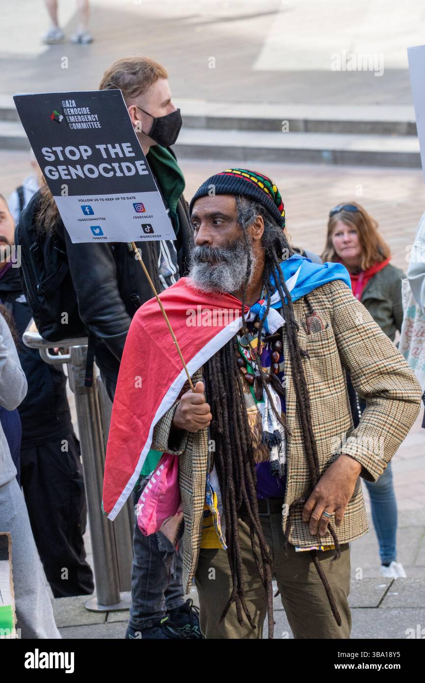 Glasgow, Schottland, Großbritannien. Mai 2025. Pro-palästinensische Demonstranten versammeln sich vor der Königlichen Konzerthalle, um gegen ein Treffen der „Freunde Israels in Glasgow“ im Inneren zu protestieren. Im Verlauf des Protestes wurde ein Organisator verhaftet und die Spannungen zwischen Polizei und Demonstranten verschärft, bevor er schließlich enthaftet und freigelassen wurde. Richard Gass/Alamy Live News Stockfoto