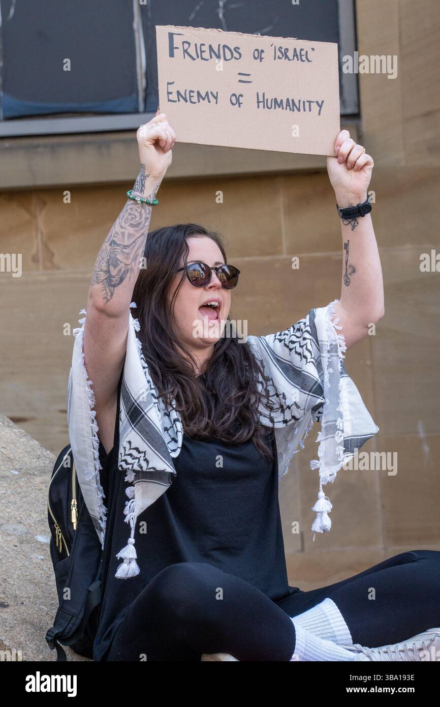 Glasgow, Schottland, Großbritannien. Mai 2025. Pro-palästinensische Demonstranten versammeln sich vor der Königlichen Konzerthalle, um gegen ein Treffen der „Freunde Israels in Glasgow“ im Inneren zu protestieren. Im Verlauf des Protestes wurde ein Organisator verhaftet und die Spannungen zwischen Polizei und Demonstranten verschärft, bevor er schließlich enthaftet und freigelassen wurde. Richard Gass/Alamy Live News Stockfoto